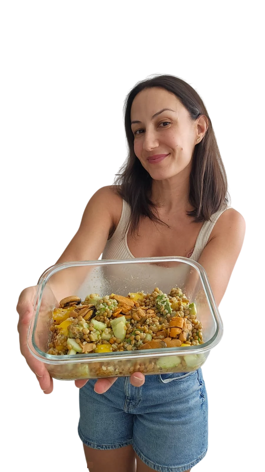 Mónica sosteniendo un tupper con una de sus recetas